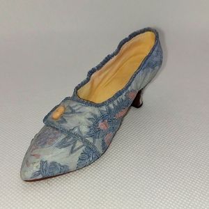 Just the right shoe. #25067 "Lavish Tapestry"